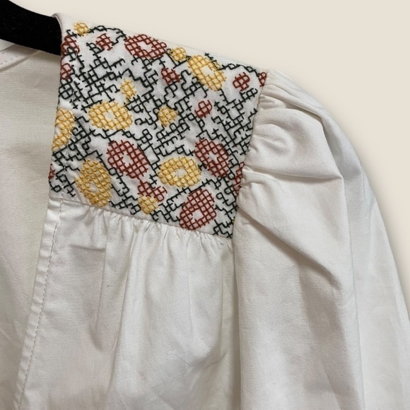 CHELSEA and Violet white v neck top with embroidered details NEW - Picture 3 of 7